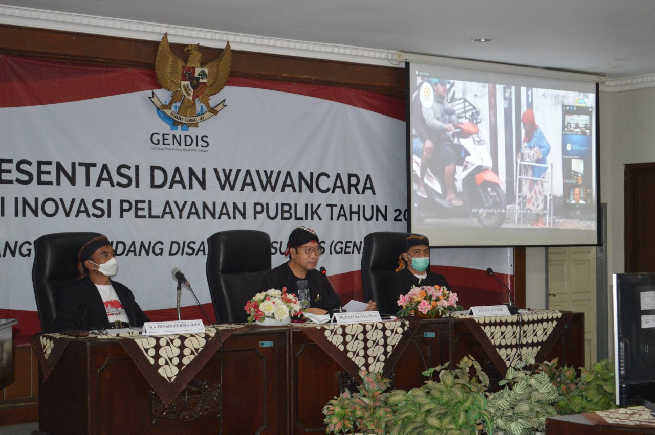 PRESENTASI: Bupati Banyumas Achmad Husein bersama tim Dinsospermades saat mempresentasikan secara virtual kepada tim panel independen, di Graha Satria Purwokerto, Rabu (8/7).