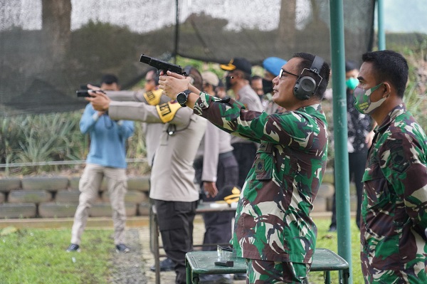 MENEMBAK BARENG : Danrem 071/Wijayakusuma Kolonel Inf Dwi Lagan Safrudin, S.I.P., Kapolresta Banyumas Kombes Pol Wisnu Caraka beserta dan Dandim 0701/Banyumas Letkol Inf Chandra, SE., M.IPol mengikuti kegiatan menembak bareng. (SB/dok)