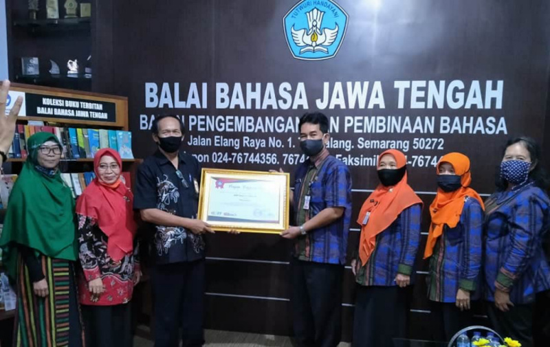 TERIMA PENGHARGAAN: Pihak SMPN 1 Cilacap menerima penghargaan Lomba Wajah Bahasa Sekolah jenjang SMP-MTs se Jateng dari Balai Bahasa Jawa Tengah, Selasa (21/7). (SB/Dokumentasi)
