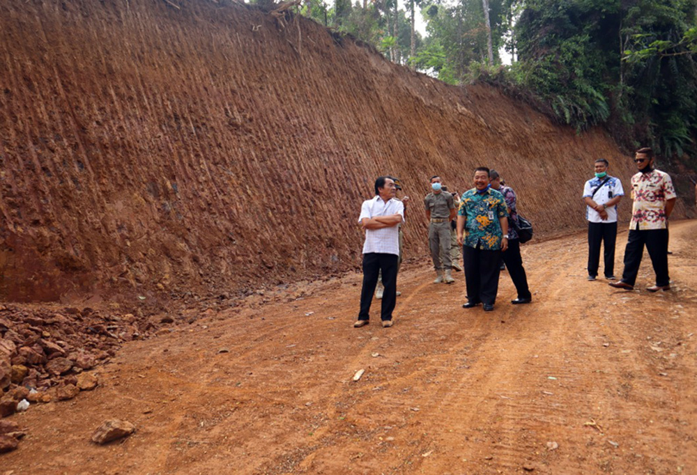 MENINJAU: Bupati Banjarnegara Budhi Sarwono meninjau pengerjaan jalan jalur Wanasari menuju batas Kabupaten Kebumen yang akan mewujudkan akses Banjar Kebuka (Banjarnegara-Kebumen-Pekalongan). (SB/dok)