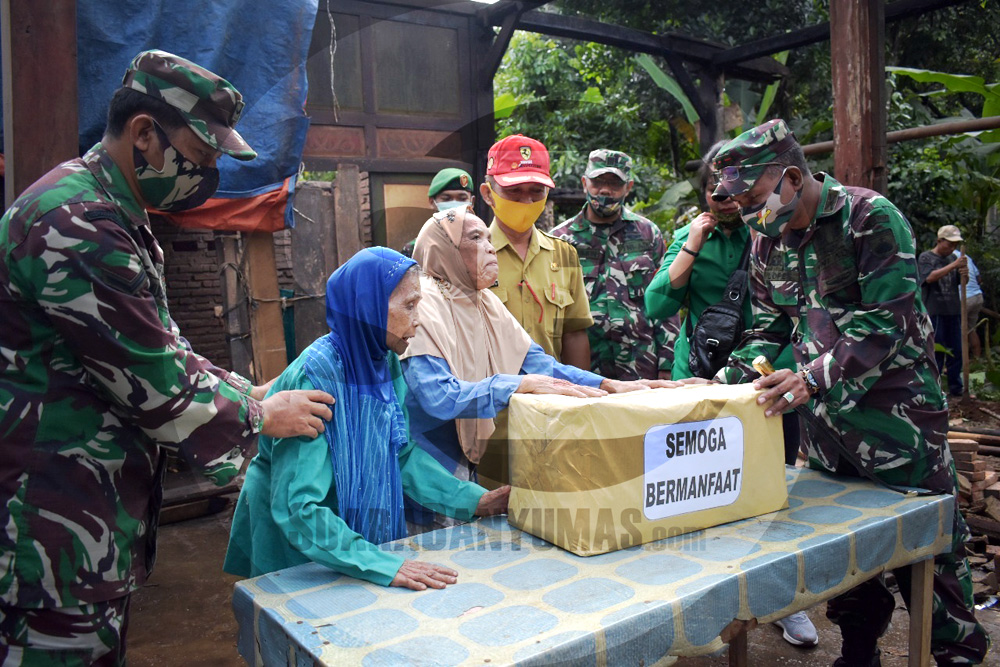 SERAHKAN BANTUAN: Dandim 0704/Banjarnegara Letkol Inf Domingus Lopes menyerahkan paket bantuan kepada kakak beradik tunanetra Saminem dan Ratinem di Desa Pucungbedug Kecamatan Purwanegara. (SB/Castro Suwito-2)