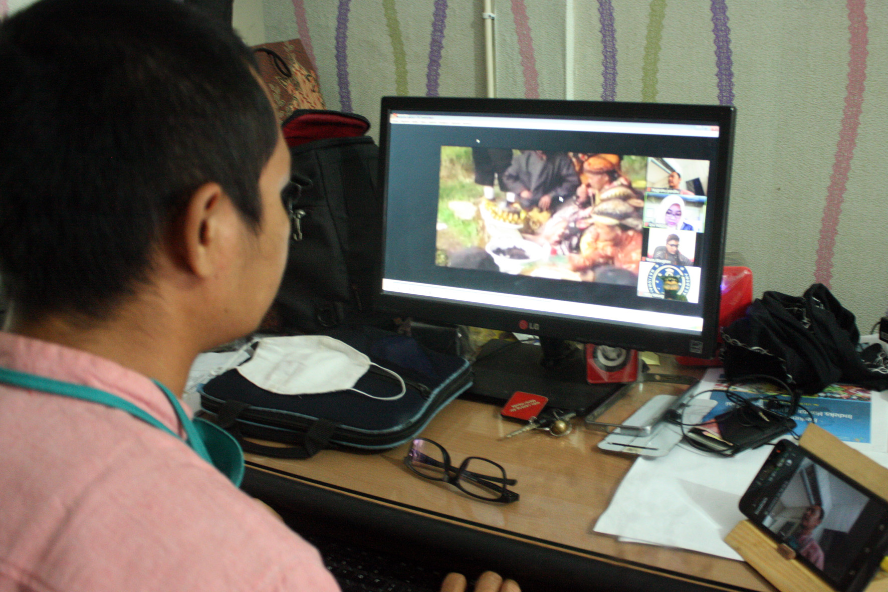 VIRTUAL TOUR: Peserta webinar Festival Destinasi Wisata HPI se Nusantara menyaksikan virtual tour melalui layar komputer di Purwokerto, Selasa (14/7) sore. (SB/Nugroho PS-2))