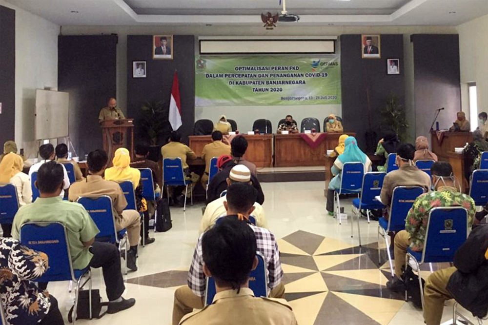 SAMBUTAN: Sekda Pemkab Banjarnegara Indarto memberikan sambutan pada pertemuan Optimalisasi peran Forum Kesehatan Desa dalam percepatan penanganan Covid-19 di Banjarnegara.(SB/dok)
