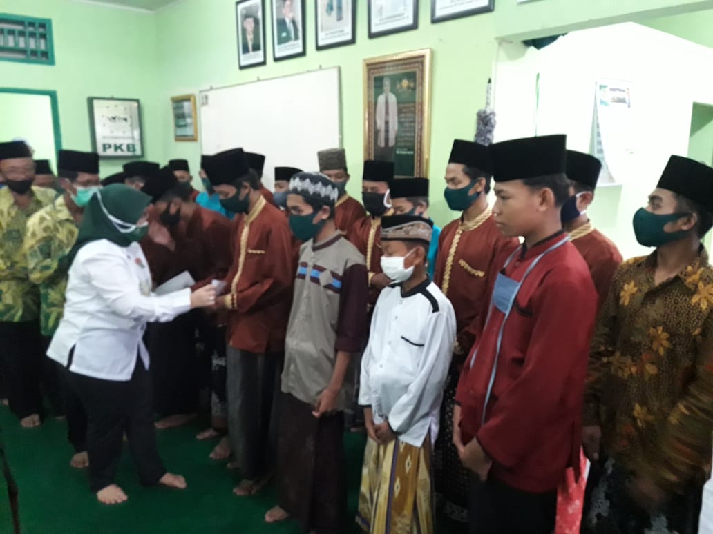 SANTUNI ANAK YATIM: Ketua DPC PKB, juga anggota DPR RI, Siti 
Mukaromah memberikan santunan kepada anak-anak yatim, dalam 
tasyakuran peringatan Harlah ke-22 PKB, di kantor DPC Jl Sultan Agung 
Purwokerto, Kamis (23/7) petang.