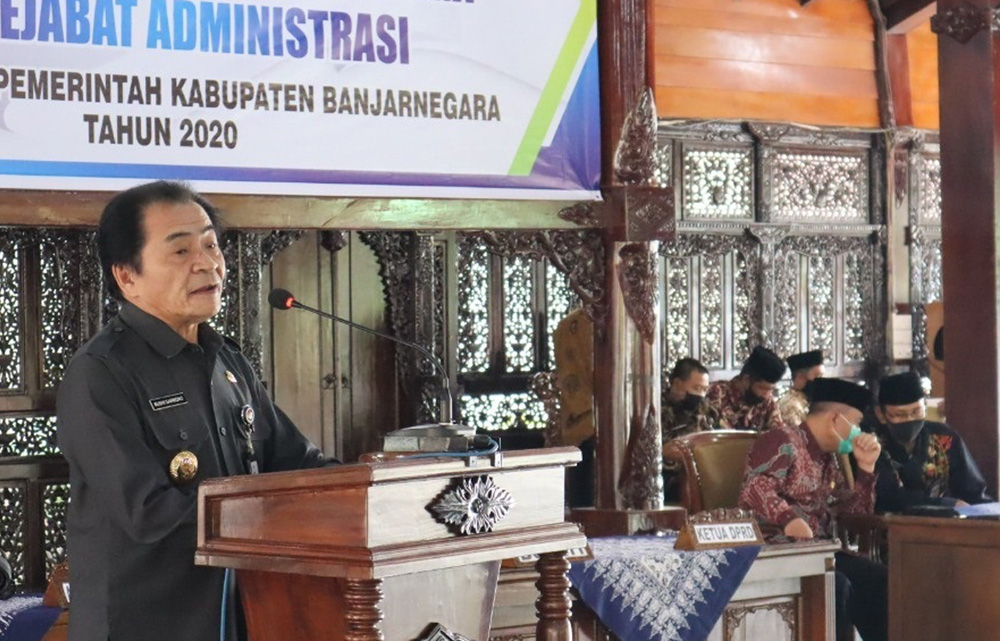 SAMBUTAN: Bupati Banjarnegara Budhi Sarwono memberikan sambutan pada upacara 
pengambilan sumpah dan pelantikan pejabat pimpinan tinggi pratama dan pejabat 
administrasi di lingkungan Pemkab Banjarnegara. (SB/dok)