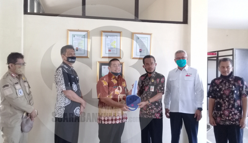 SERAHKAN AMBULANS: Sekda Cilacap, Farid Ma'ruf, secara simbolis menyerahkan ambulans kepada Wakil Ketua II PMI Cilacap, U'ong Suparno di Klinik Pratama Rawat Inap PMI, Jl Raya Slarang KM 12, Kecamatan Kesugihan, Rabu (1/7). (SM/Teguh Hidayat Akbar)