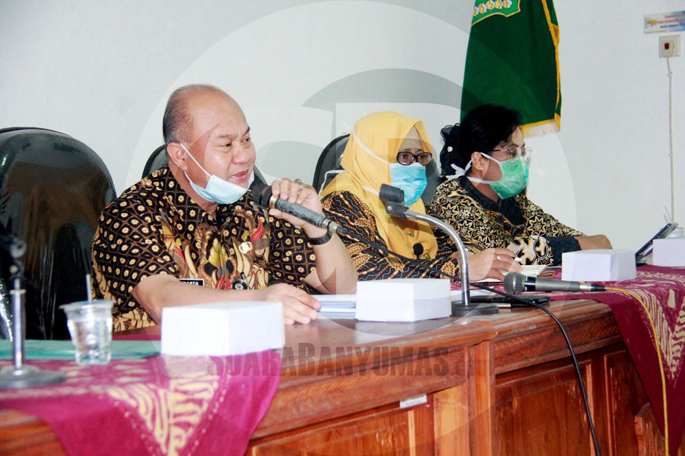 RAPAT KOORDINASI: Sekda Banjarnegara Indarto memimpin rapat koordinasi persiapan pelaksanaan ibadah Idul Adha 1441 H di Kabupaten Banjarnegara berkaitan dengan masa pandemi Covid-19 yang belum berakhir. (SB/Castro Suwito-2)