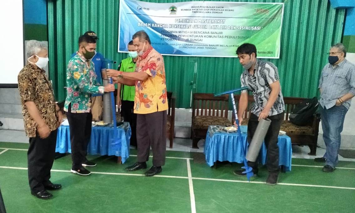 SERAHKAN ALAT: Kepala BPSDA Serang Lusi Juwana pada Dinas Pusdataru Provinsi Jateng Agus Purwanto menyerahkan alat untuk membuat lubang biopori kepada pemerintah Kecamatan Wanayasa dan Pemerintah Desa Wanaraja.