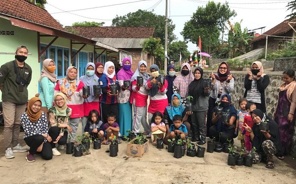 BERFOTO BERSAMA: Mahasiswa KKN Tematik IPB berfoto bersama dengan warga Desa  Adipasir Kecamatan Rakit, saat kegiatan pemanfaatan lahan pekarangan untuk mendukung  ketahanan pangan di masa New Normal. (SB/dok)