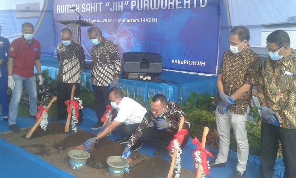 PELETAKAN BATU PERTAMA:Wakil Bupati Banyumas, Sadewo Tri Lastiono, pengurus Yayasan Badan Wakaf UII, jajaran Komisaris dan Direksi PT Unisia Medika Farma saat melakukan peletakan batu pertama pembangunan RS "JIH" Purwokerto, Kamis (20/8).(SB/Budi Setyawan)