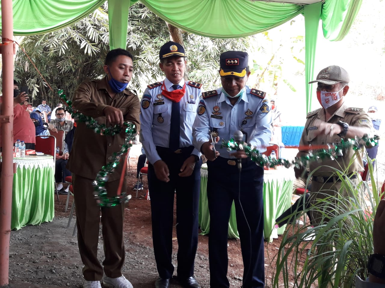 RESMIKAN PABRIK: Kepala Bapas Kelas II Purwokerto Edi Suwarno memotong pita tanda peresmian pengoperasionalan pabrik penyulingan minyak atsiri, mitra kerja Direktorat Jenderal Pemasyarakatan Kemenkumham, di Desa Kedungrandu Kecamatan Patikraja, Senin (24/8).