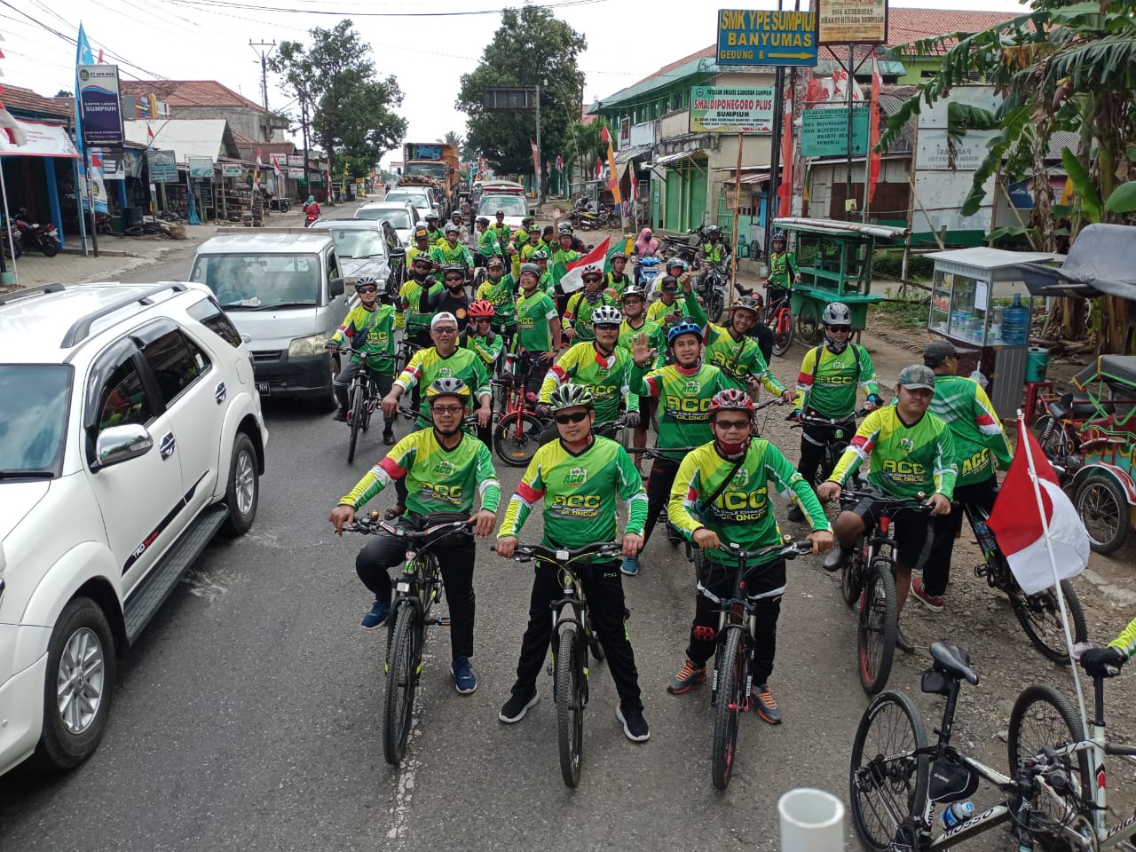 REHAT: Peserta kirab Agustusan dan Tahun Baru Hijriyah dari Ansor Cilongok rehat saat bersepeda menyusuri jalan barat hingga timur Banyumas, Minggu (23/8).