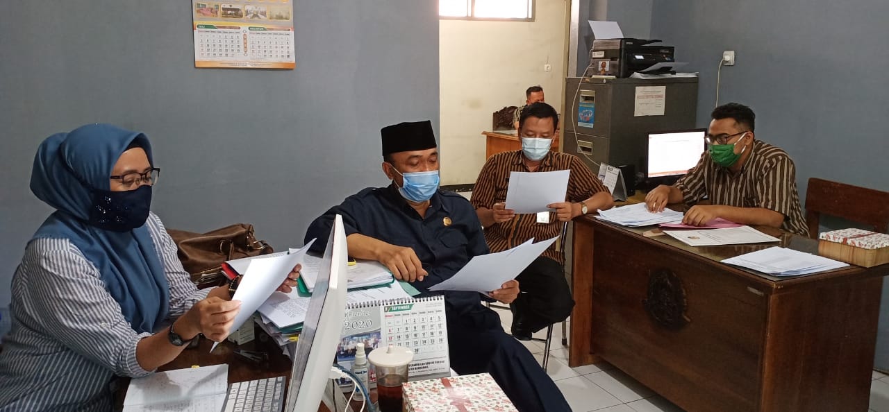 MULAI AKTIF KEMBALI: Bagian sekretariat DPRD Banyumas, sejak Kamis (27/8) mulai normal masuk kerja menyiapkan draf banmus bersama pimpinan Dewan, Kamis (27/8).