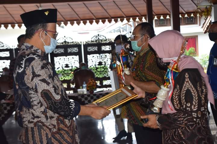 SERAHKAN PENGHARGAAN: Bupati Achmad Husein menyerahkan penghargaan kepada pemenang Kompetisi Inovasi Pelayanan Publik(KIPP) antar OPD, di Pendapa Si Panji Purwokerto, Rabu (26/8) lalu.