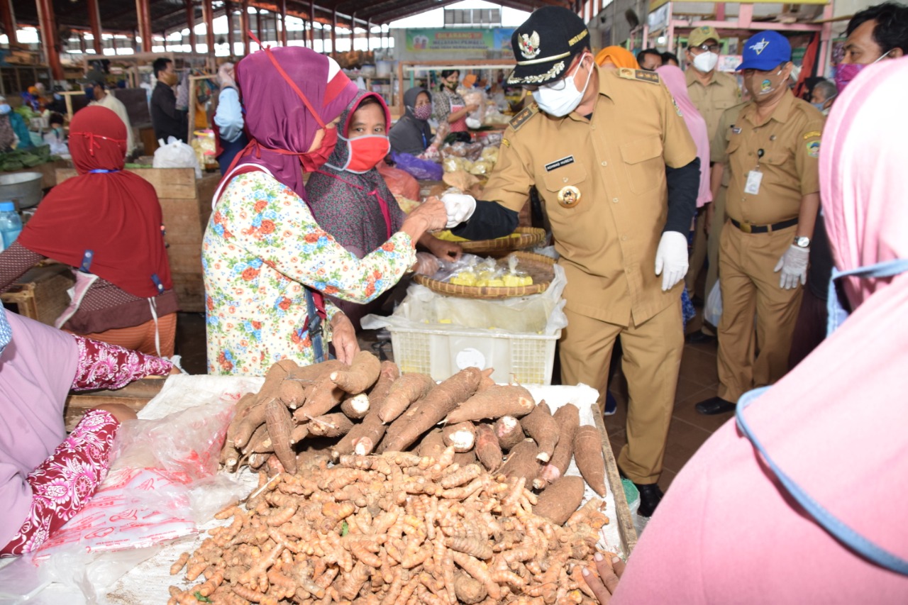 KUNJUNGI PASAR SOKARAJA: Bupati Achmad Husein bersama jajaran OPD terkait mengunjungi Pasar Sokaraja, setelah kembali dibuka untuk aktivitas perdagangan, Senin (3/8).