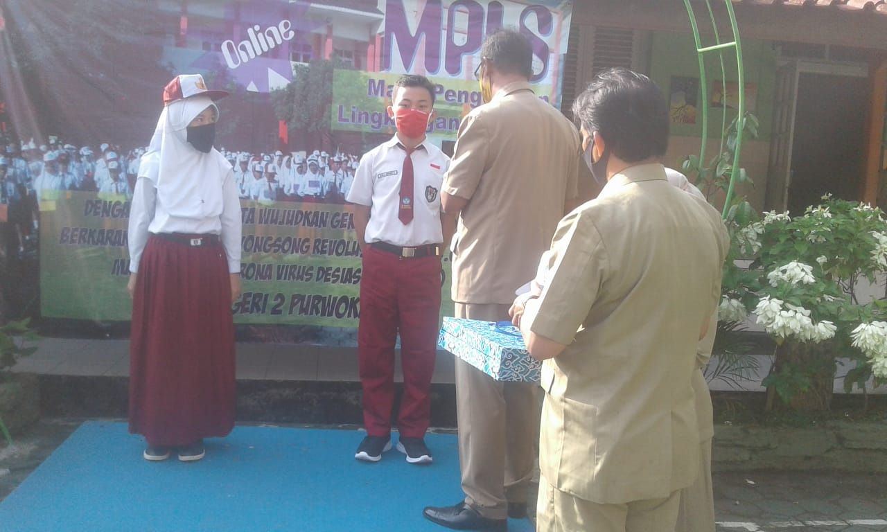 PEMBUKAAN MPLS:Sejumlah siswa baru di salah satu SMP di Kabupaten Banyumas mewakili teman-temannya mengikuti kegiatan pembukaan MPLS (Masa Pengenalan Lingkungan Sekolah) secara simbolis, beberapa waktu lalu.(SM/Budi Setyawan)