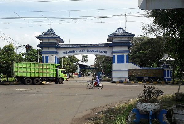 PELABUHAN TANJUNG INTAN: Truk pengangkut batubara masuk ke area Pelabuhan Tanjung Intan Cilacap, Rabu (5/8). (SB/Gayhul Dhika Wicaksana)