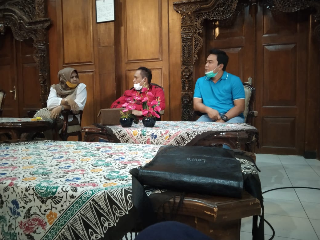 BERTEMU BUPATI: Pihak penyuplai (pemasok) bahan pangan program bansos sembako bertemu dengan Bupati Achmad Husein, di ruang Djoko Kaiman Si Panji Purwokerto, Rabu (5/8).