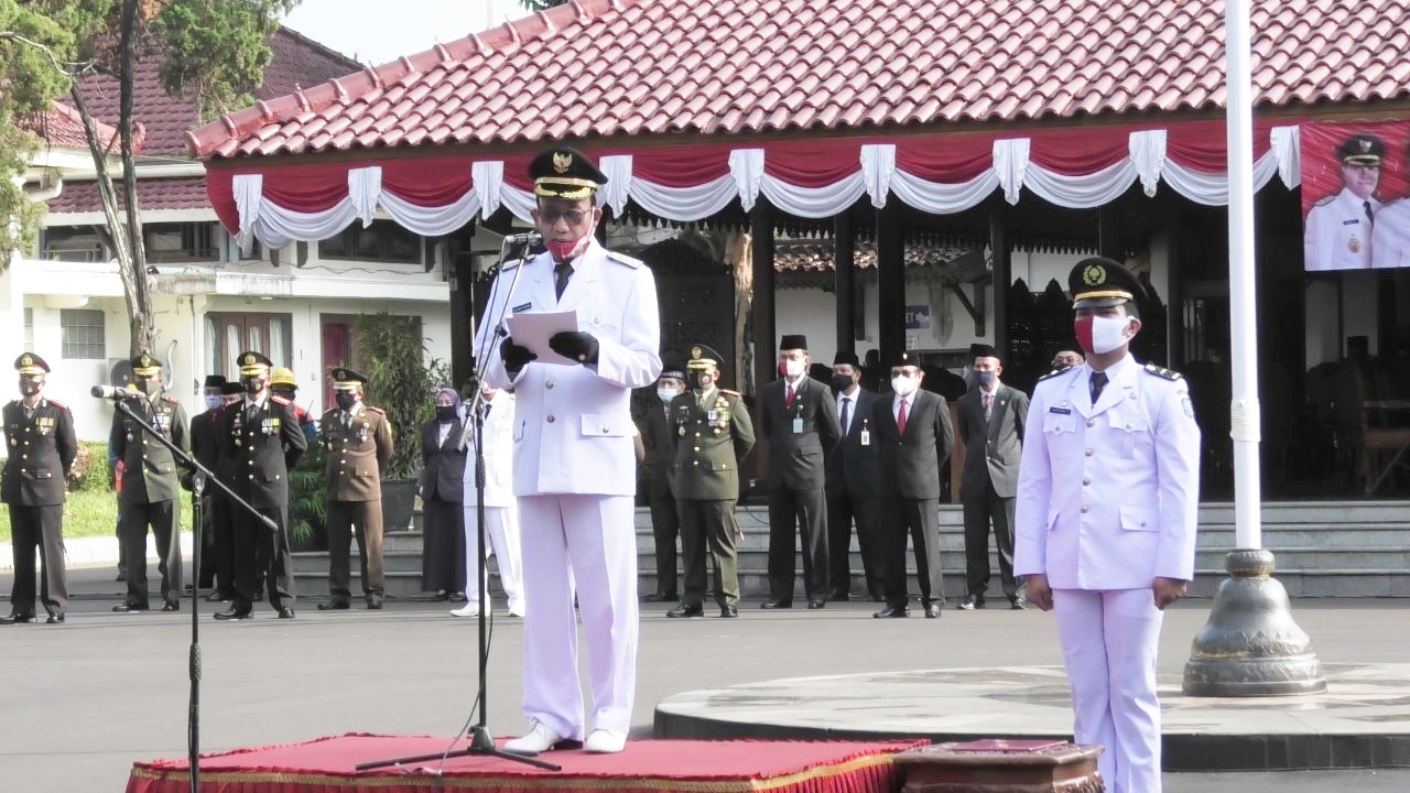 BACAKAN TEKS PANCASILA:Bupati Banyumas Achmad Husein membacakan teks Pancasila saat menjadi inspektur upacara peringatan HUT ke-75 RI di halaman Pendapa Si Panji Purwokerto, Senin (17/8).