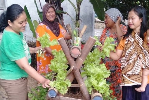 HASil kreativitas kelompok wanita tani Desa Bantar Kecamatan Jatilawang diperlihatkan bersama mahasiswa IPB asal Banyumas yg sedang melaksankan KKN-Tehnik.