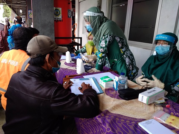 RAPID TES: Petugas melakukan rapid tes pada pengunjung Pasar Tanjungsari Cilacap, beberapa waktu lalu.  (SB/Gayhul Dhika Wicaksana)