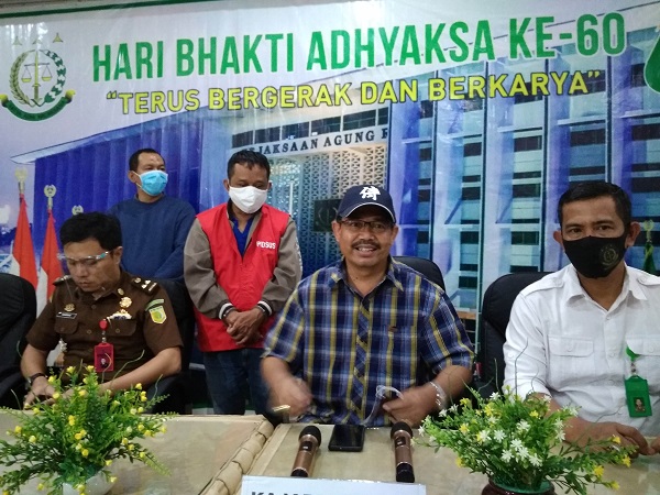 PENANGKAPAN DPO: Kajari Cilacap Timotius Tri Ari Mulyanto SH MH, didampingi Kasi Pidsus Muhammad Hendra Hidayat, Kasi Intel Heri Soemantri, menggelar konferensi pers di Kejaksaan Negeri Cilacap, Selasa (4/8). (SB/Gayhul Dhika W)