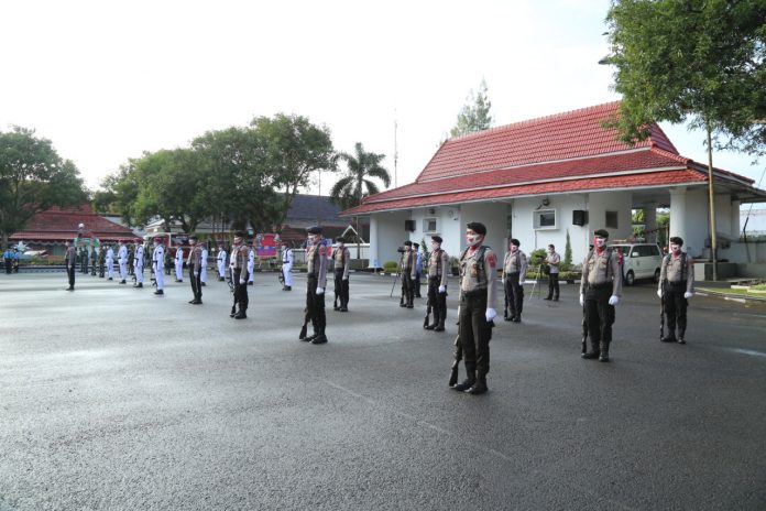 JAGA JARAK: Peserta Upacara Peringatan Detik-Detik Proklamasi Hari Ulang Tahun Ke 75 Kemerdekaan Republik Indonesia tahun 2020, di halaman Pendapa Wijayakusuma Sakti Cilacap, berbaris dengan menjaga jarak.