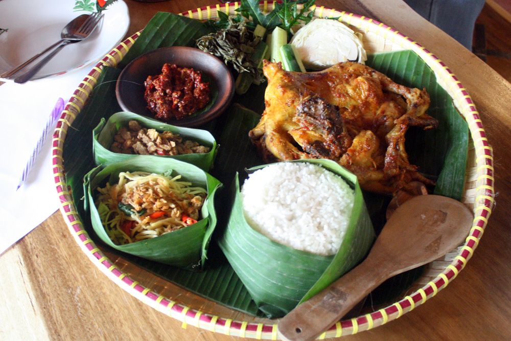 Satu paket menu ayam panggang pedas ala Ayam Panggang Mbak Lies siap dinikmati. (SB/Nugroho PS-2)