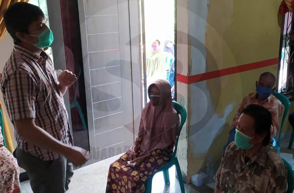 EDUKASI: dr Aditya Chandra Putra SpPD dari RS Islam Banjarnegara memberikan edukasi kepada lansia di Desa Jalatunda Kecamatan Mandiraja saat melakukan program home visit geriatri untuk membantu penyembuhan dan edukasi penyakit bagi lansia.  (SB/Castro Suwito-2)