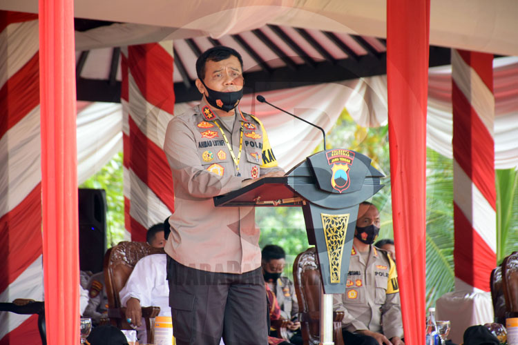 SILATURAHMI KEBHINEKAAN: Kapolda Jateng Irjen Ahmad Luthfi memberikan sambutan saat menghadiri Silaturahmi Kebhinekaan dan Doa Bersama yang digelar Polresta Banyumas di lapangan Brimob Purwokerto, Senin (24/8). (SB/Dian Aprilianingrum-2)