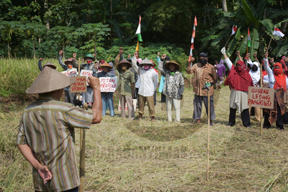 UPACARA BENDERA: Warga mengikuti upacara bendera di tengah sawah yang baru dipanen di Desa Mandirancan, Kecamatan Kebasen, Banyumas, Senin (17/8) (SB/Dian Aprilianingrum -2)