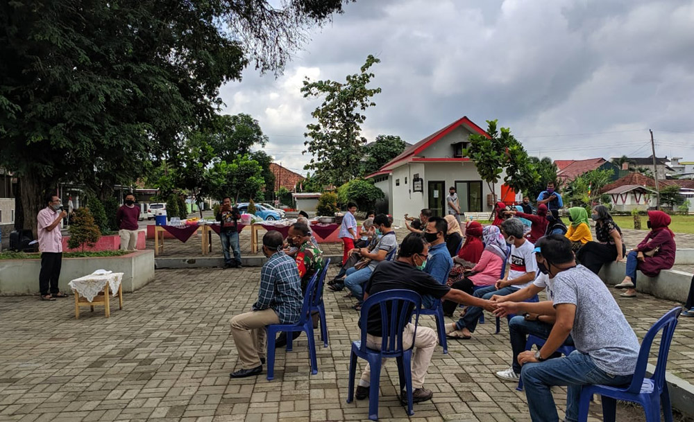 Warga RT 04/04 Kelurahan Kranji, Purwokerto Timur menggelar tasyakuran setelah hasil swab seluruh warga dinyatakan negatif Covid-19 di lapangan Pangripta Kranji, Minggu (16/8). (SB/Nugroho PS-2)