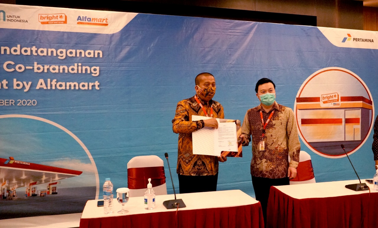 DOKUMEN KERJASAMA: Direktur Merchandising Alfamart, Harryanto Susanto (kanan) dan Direktur Corporate Affairs Solihin (kiri) menunjukkan dokumen kerjasama MoU yang ditandatangani bersama Direktur Logistik dan Infrastruktur Pertamina, Mulyono, Rabu (9/9) lalu di Jakarta.