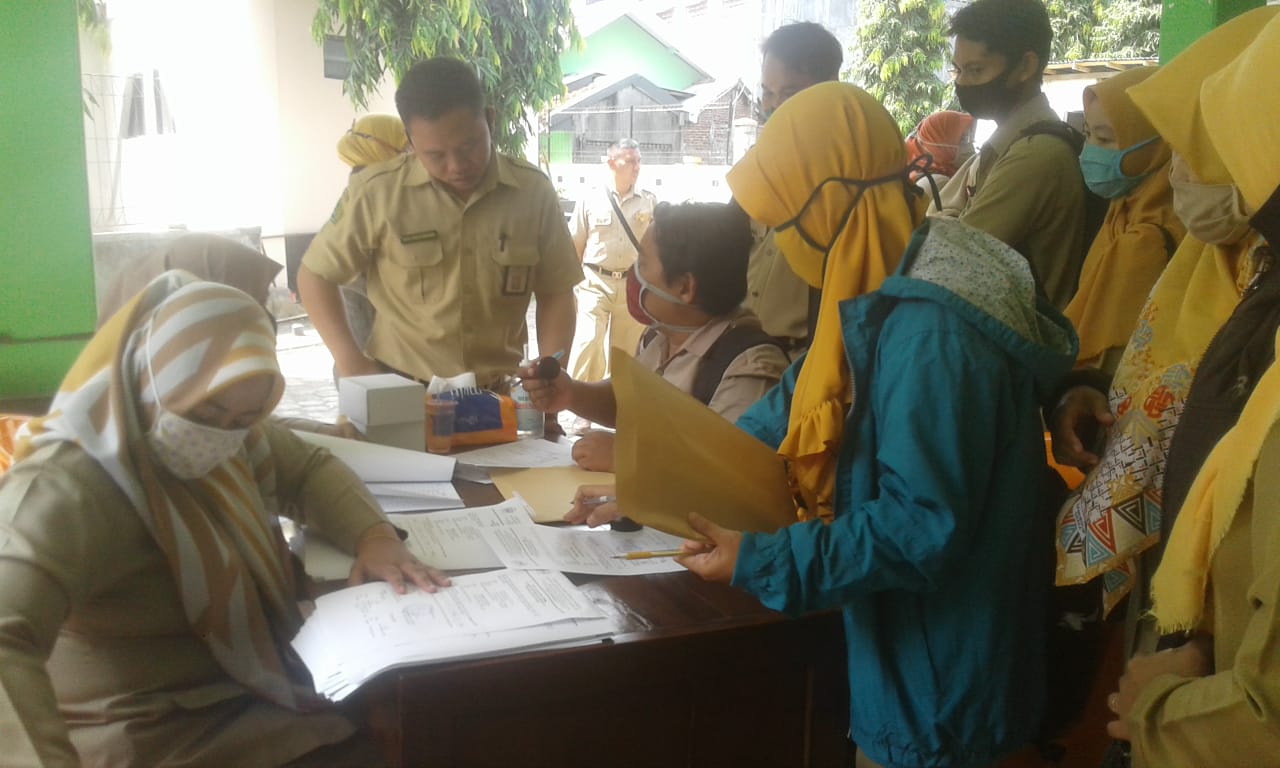 IKUT KEGIATAN:Sejumlah guru madrasah di Kabupaten Banyumas saat mengikuti sebuah kegiatan di Kantor Kemenag setempat, baru-baru ini.(SB/Budi Setyawan)