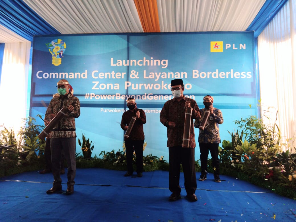 TANDAI PERESMIAN: Bupati Banyumas Achmad Husein (kanan) bersama General Manager PT PLN Unit Induk Distribusi Jateng-DIY, Feby Joko Priharto memukul kentongan, menandai peluncuran Command Center dan Pelayanan Borderless Zona Purwokerto, Jumat (11/9).