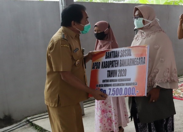 SERAHKAN BANTUAN: Bupati Banjarnegara Budhi Sarwono menyerahkan bantuan sosial kepada warga korban bencana tanah bergerak di Desa Majatengah Kecamatan Banjarmangu.