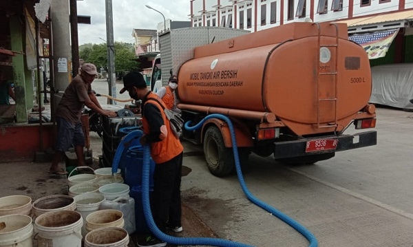 BANTUAN AIR: Personel BPBD Cilacap menyalurkan bantuan air untuk warga terdampak kekeringan di Desa/Kecamatan Karangpucung, Kamis (24/9). (SB/dok)