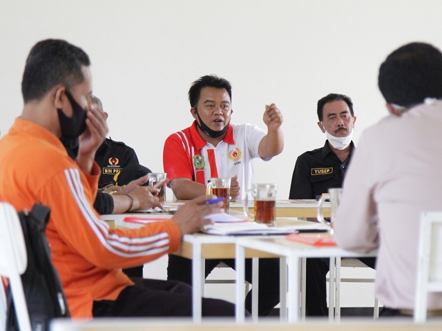 PERSIAPAN-Ketua KONI Banjarnegara Nurohman Ahong (tengah) memberi pengarahan saat rapat persiapan pembentukan Koordinator Olahraga Kecamatan (KOK), Jumat (25/9). (SB/dok)