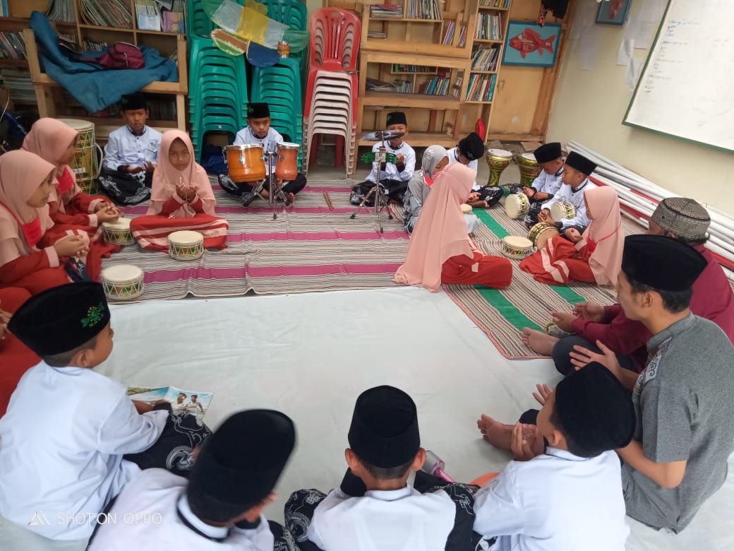 BERLATIH MARAWIS : Anak-anak usia sekolah dasar di Desa Kemutug Lor, Baturraden berlatih musik religi marawis.