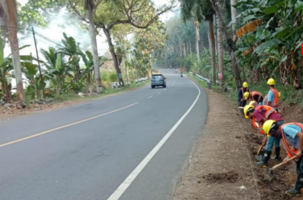 MEMBENAHI SALURAN: Sejumlah pekerja membenahi saluran air tepi jalur selatan Jawa, masuk Kecamatan Cimanggu, Kabupaten Cilacap, kemarin.