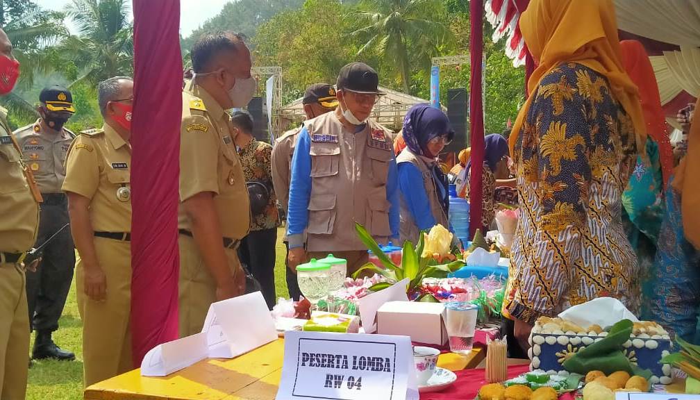 TILIK OLAHAN OYEK: Bupati Banyumas Achmad Husein beserta isteri Erna Husein melihat berbagai makanan olahan oyek di Festival Oyek di Dusun Cilombang, Desa Lumbir Kecamatan Lumbir, Senin (31/8) lalu.