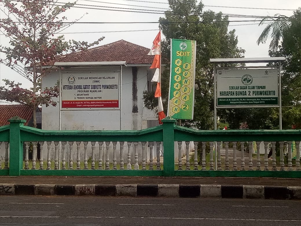 DISEWAKAN: Sejumlah aset berupa bangunan di lingkungan SMA/SMK Veteran Purwokerto kini disewakan kepada pihak ketiga oleh pihak lain di luar pemilik resmi dari Yayasan Karya Dharma Banyumas 1980.