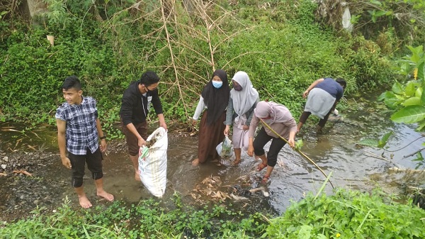 BERSIH SUNGAI: Aksi bersih-bersih sungai di Kecamatan Cipari, Kabupaten Cilacap, Minggu (27/9). (SB/Istimewa)