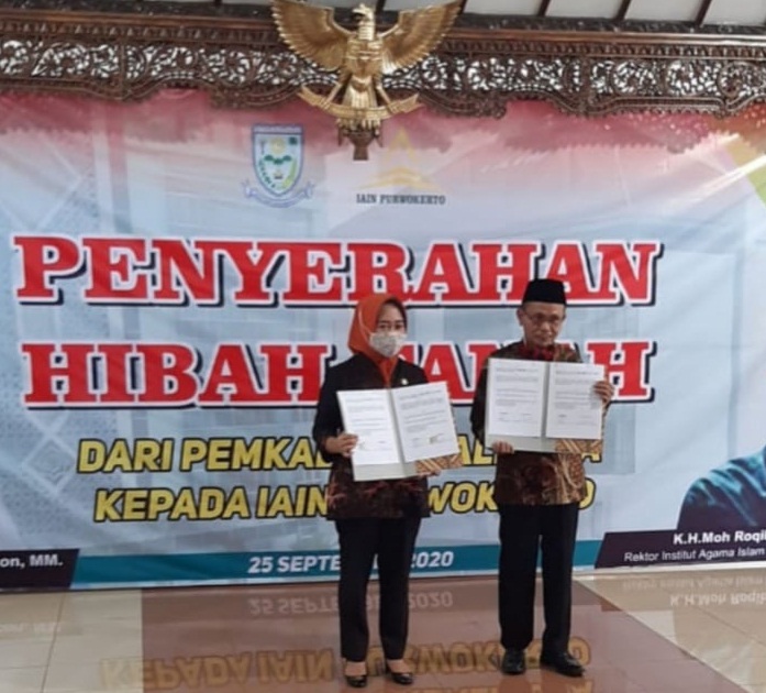 HIBAH TANAH: Bupati Purbalingga Dyah Hayunning Pratiwi, foto bersama Rektor IAIN Purwokerto DR. H. Moh. Roqib, M. Ag, seusai penandatanganan hibah tanah di Pendopo Dipokusumo Pemkab Purbalingga, Jumat (25/9). (SB/dok)