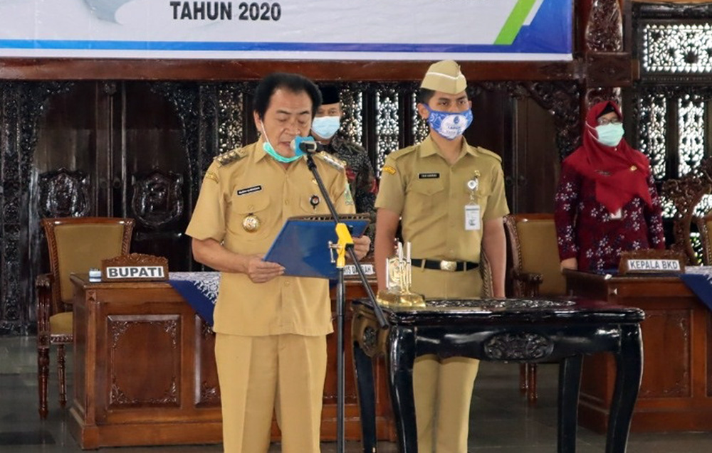 SAMBUTAN: Bupati Banjarnegara Budhi Sarwono memberikan sambutan pada upacara pengambilan sumpah dan pelantikan pejabat administrasi dan pejabat fungsional, Senin (31/8). (SB/dok)