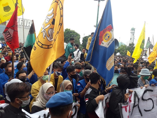 TUNTUTAN MAHASISWA : Massa aksi dari kalangan mahasiswa se-Purwokerto menuntut penolakan pengesahan UU Omnibus Lau Cita Kerja, Rabu (7/10), di alun-alun.
