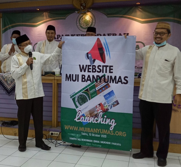 WEBSITE BARU: Ketua MUI Kabupaten Banyumas meresmikan, Taefur Arofat peluncuran website baru, Sabtu (10/10). (SB/Agus Wahyudi)