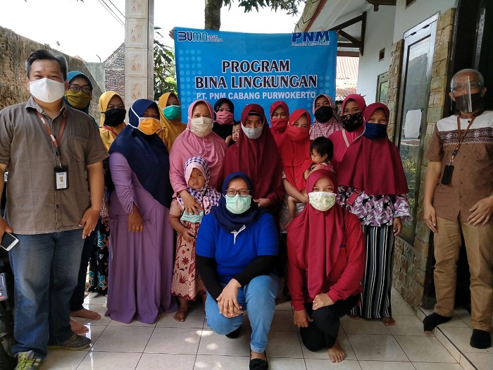 FOTO BERSAMA : Para nasabah Mekaar Cabang Kroya foto bersama usai menerima bantuan paket sembako, Jumat (13/11).