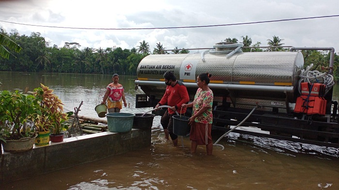 PMI Kabupaten Banyumas menyalurkan bantuan air untuk lokasi pengungsian di Kecamatan Kemrajen, Minggu (1/11). (SB/Agus W-)