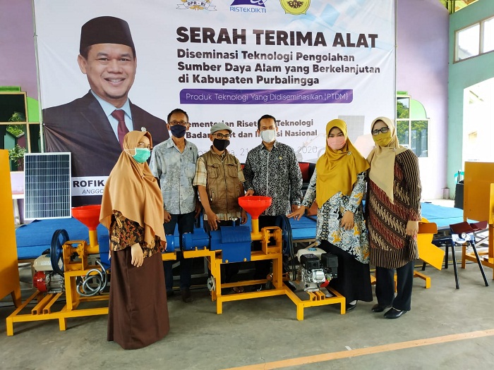 MENERIMA BANTUAN : Penerima bantuan mesin berfoto bersama anggota Komisi 7 DPR RI Rofik Hananto di Rumah Berdaya, Purbalingga.  (SB/rif)